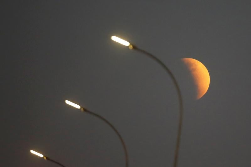 Anoche fue complicado contemplar en Euskadi el eclipse lunar parcial a consecuencia de la nubosidad.