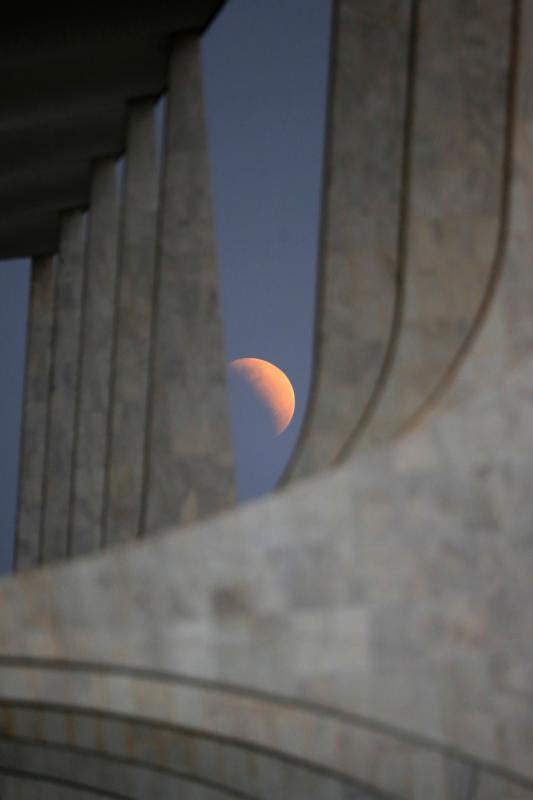 Anoche fue complicado contemplar en Euskadi el eclipse lunar parcial a consecuencia de la nubosidad.
