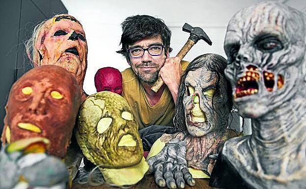 En Malasaña. Javier Botet posa junto a algunos de sus monstruos en el piso que se acaba de comprar en Malasaña, el barrio madrileño de moda.