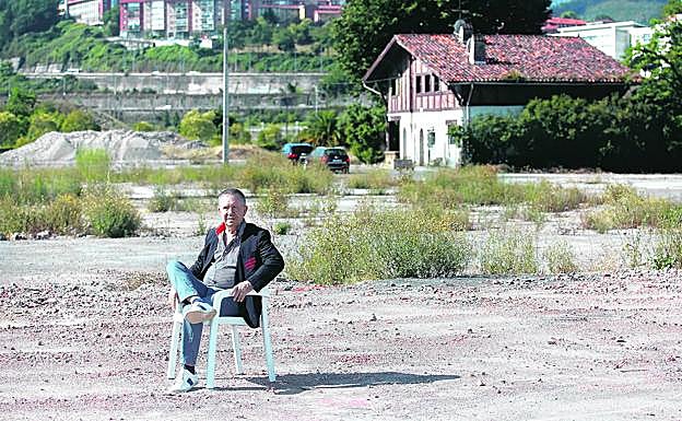 José, de 77 años, fundó una de las matricerías de la zona y llegó a tener 250 empleados. En la imagen se ve al fondo el caserío donde estaban las oficinas. 