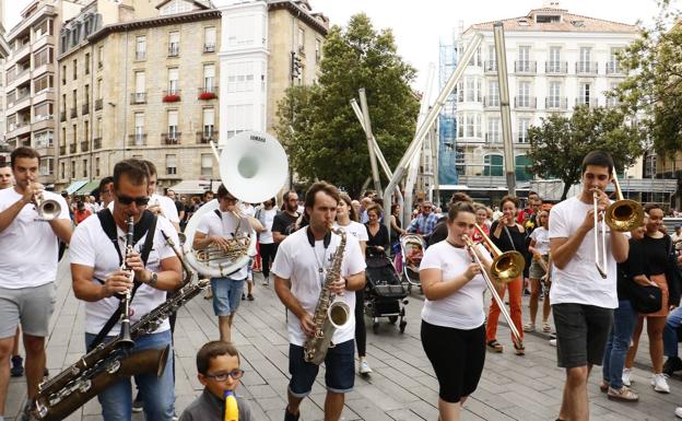 La Iruña Brass Band por las calles de Vitoria. 