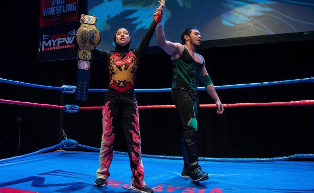 Imagen principal - &#039;Phoenix&#039;, la luchadora con hiyab que rompe tabúes en Malasia