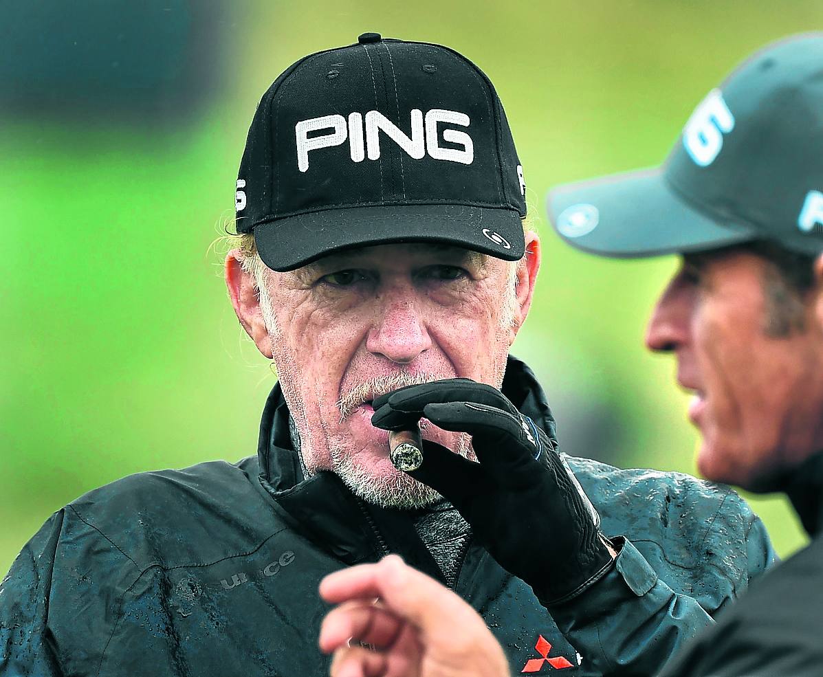 Miguel Ángel Jiménez no perdonó su puro pese a la lluvia que caía sobre Portrush.