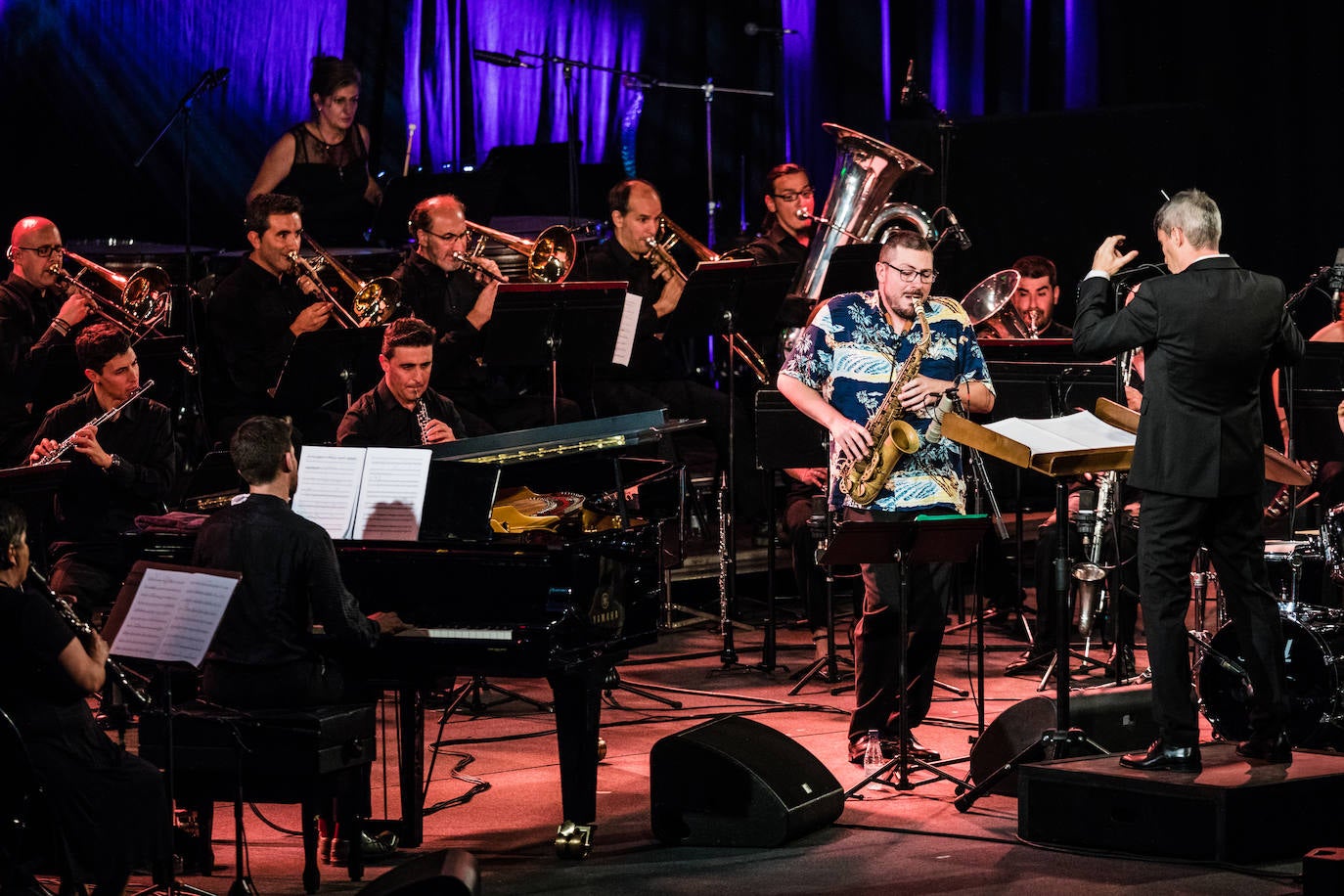 La Banda Municipal arropa a Mezquida (de espaldas) y Aurignac (al saxo) junto al director Iker Olazabal en un momento de su concierto en Mendizorroza.