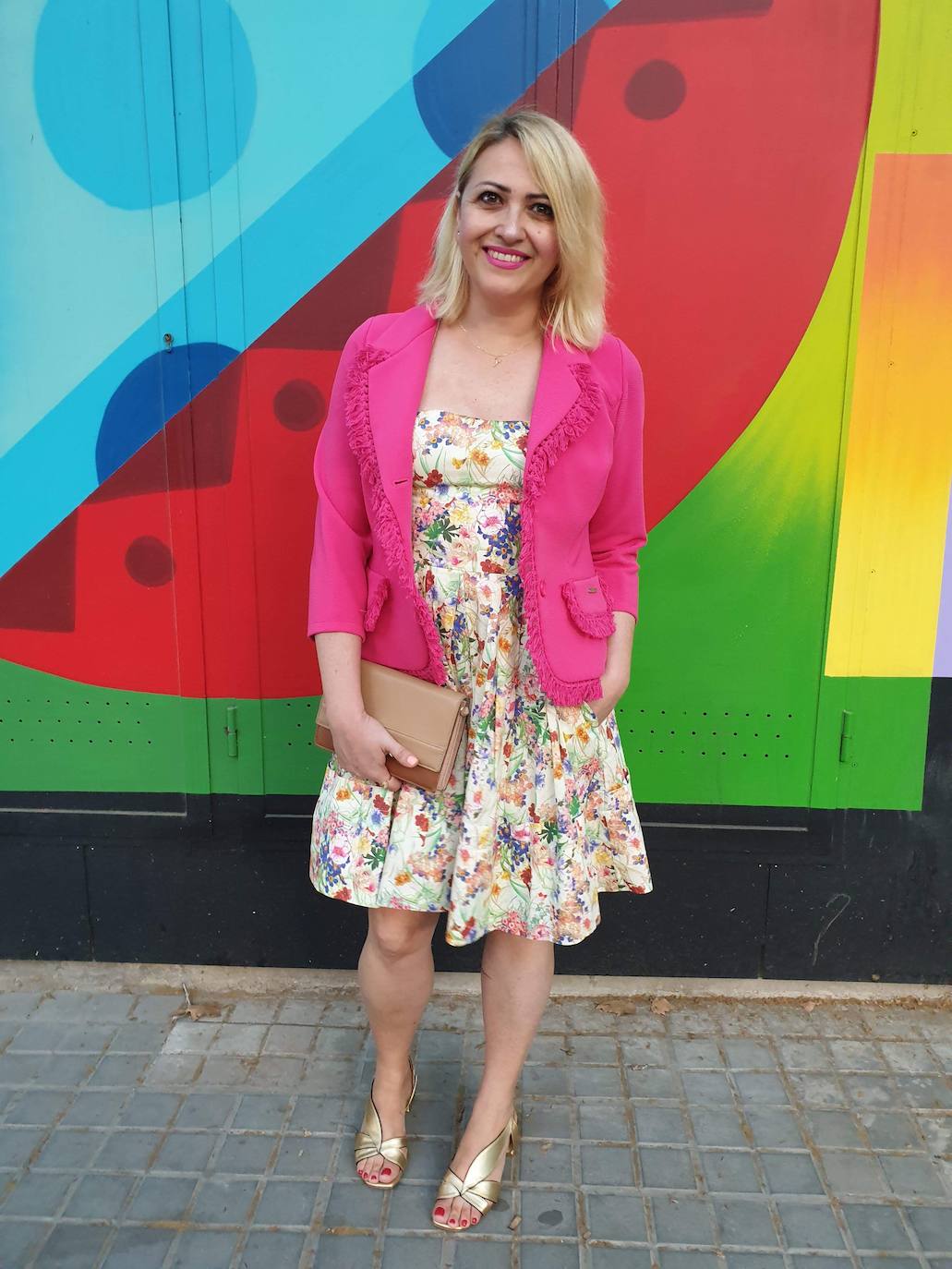 Yolanda Sanz (@elvestidordeyo) definió su look a partir de la chaqueta en color rosa para combinarla con un bonito y veraniego vestido con uno de los estampados estrella del verano: las flores. Un estilismo delicado que Yolanda defiende de maravilla, redondeando el look con unas sandalias doradas y un bolso de mano. Un estilo fresco que emana alegría y color.