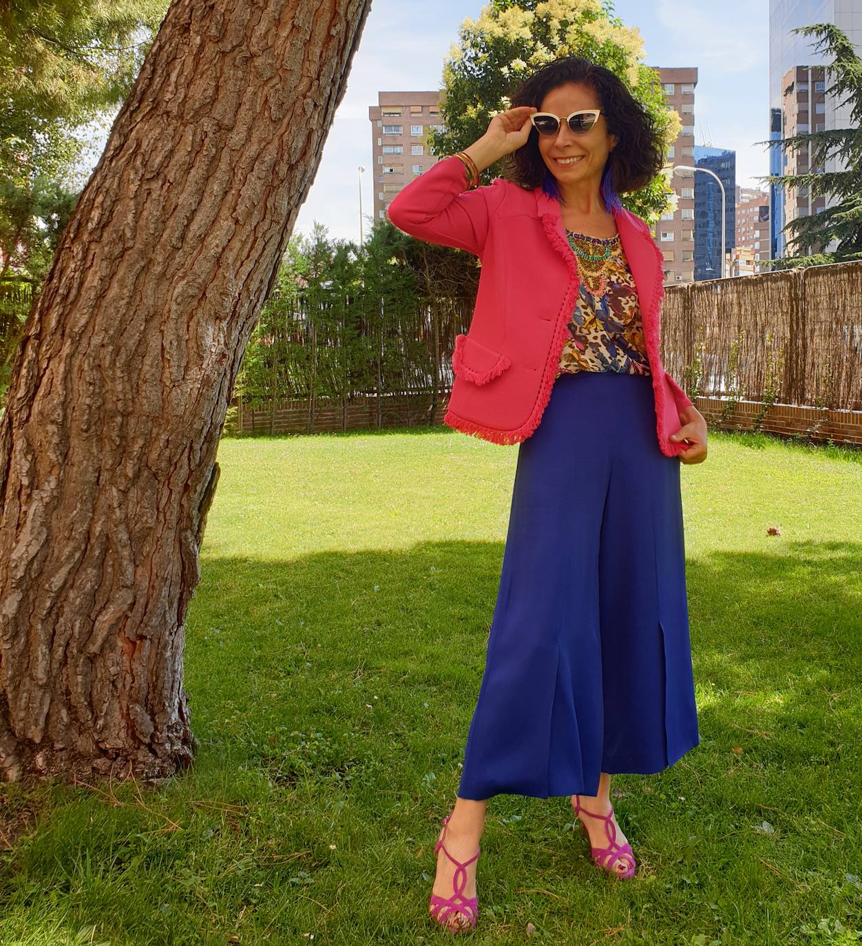 María Navedo (@mnavedos_) sorprende con una propuesta de María llena de color. Su chaqueta en color rosa la combina con pantalones en azul que es un color que contrasta y que armoniza con la camiseta en tonos estampados y redondea con sus sandalias rosas. Un look lleno de color y encanto.