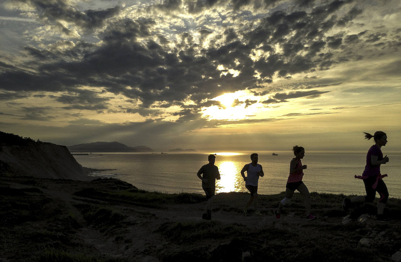 Cuatro personas hacen deporte en La Galea.