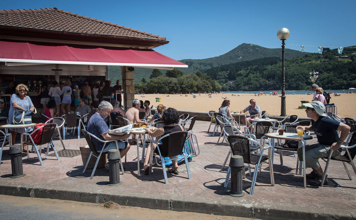 Clientes disfrutran del sol y la brisa en el Juanjo.