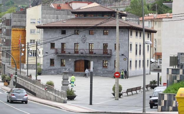 Vista del ayuntamiento de Alonsotegi.