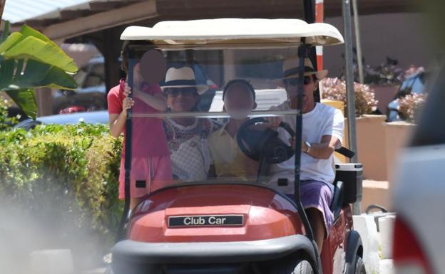 El buggy sobrecargado con el matrimonio Aznar y sus dos nietos. 