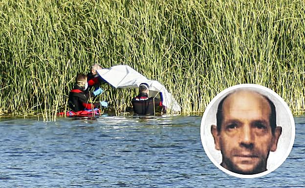 Arriba, buzos de la Ertzaintza tapan su cuerpo. A la derecha, la foto de su esquela. 