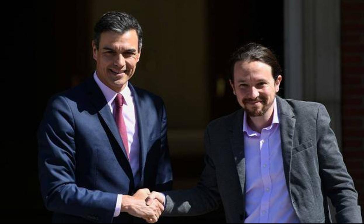 Pedro Sánchez estrecha la mano a Pablo Iglesias.