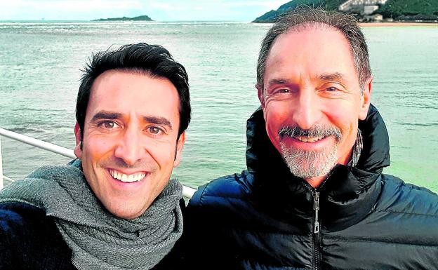 Xabi Uribe-Etxebarria y Tom Gruber, en Urdaibai.