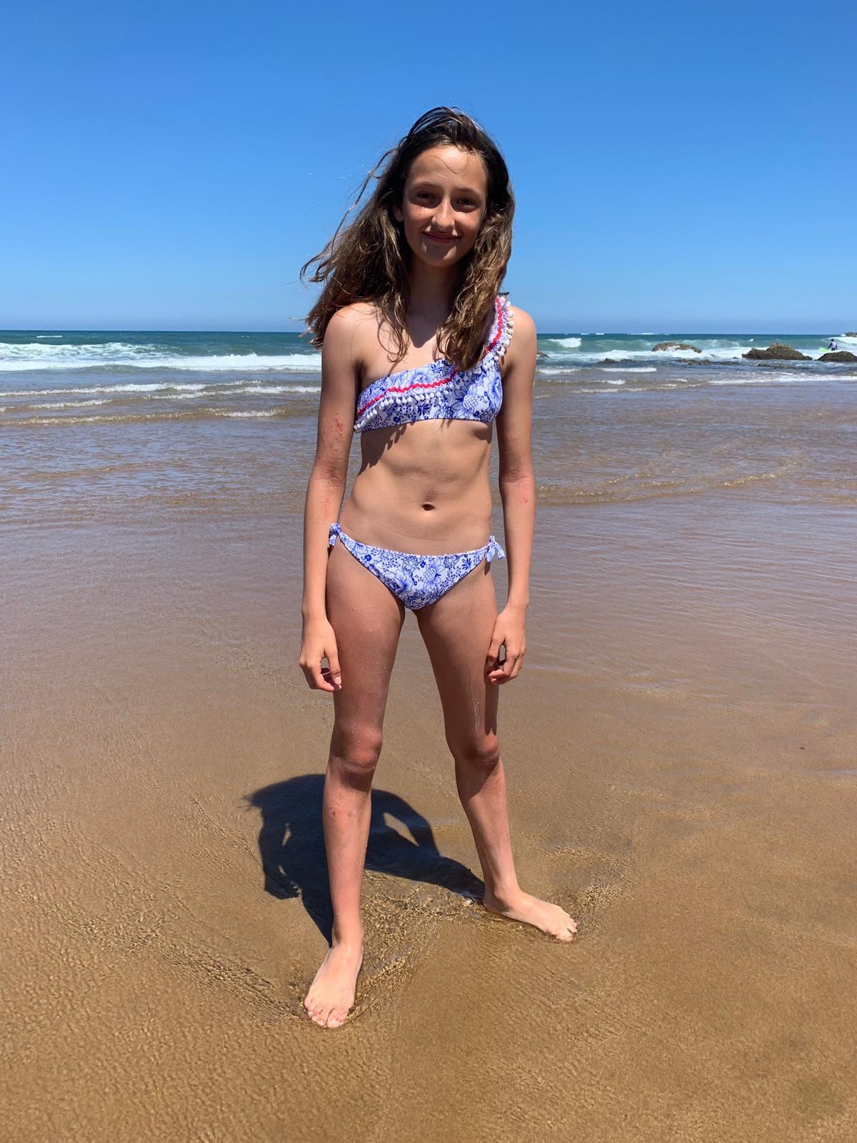 Libe López, bilbaína de 12 años, lleva un bikini asimétrico con flores y un volante que le trajo su madre de Menorca. Es de la firma Calzedonia. 