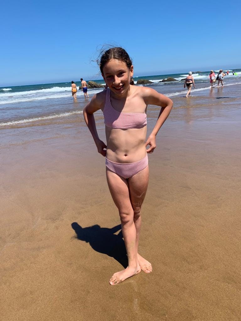 Su hermana gemela, Sare López, luce un bikini asimétrico de rayas de Calzedonia. 