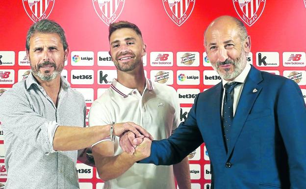 Alkorta, Yeray y Elizegi sellan su compromiso ante las cámaras.