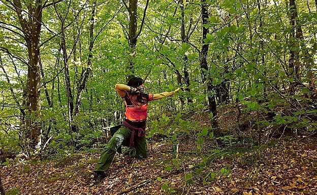 Ainhoa Santamaría compitiendo en pleno bosque. 