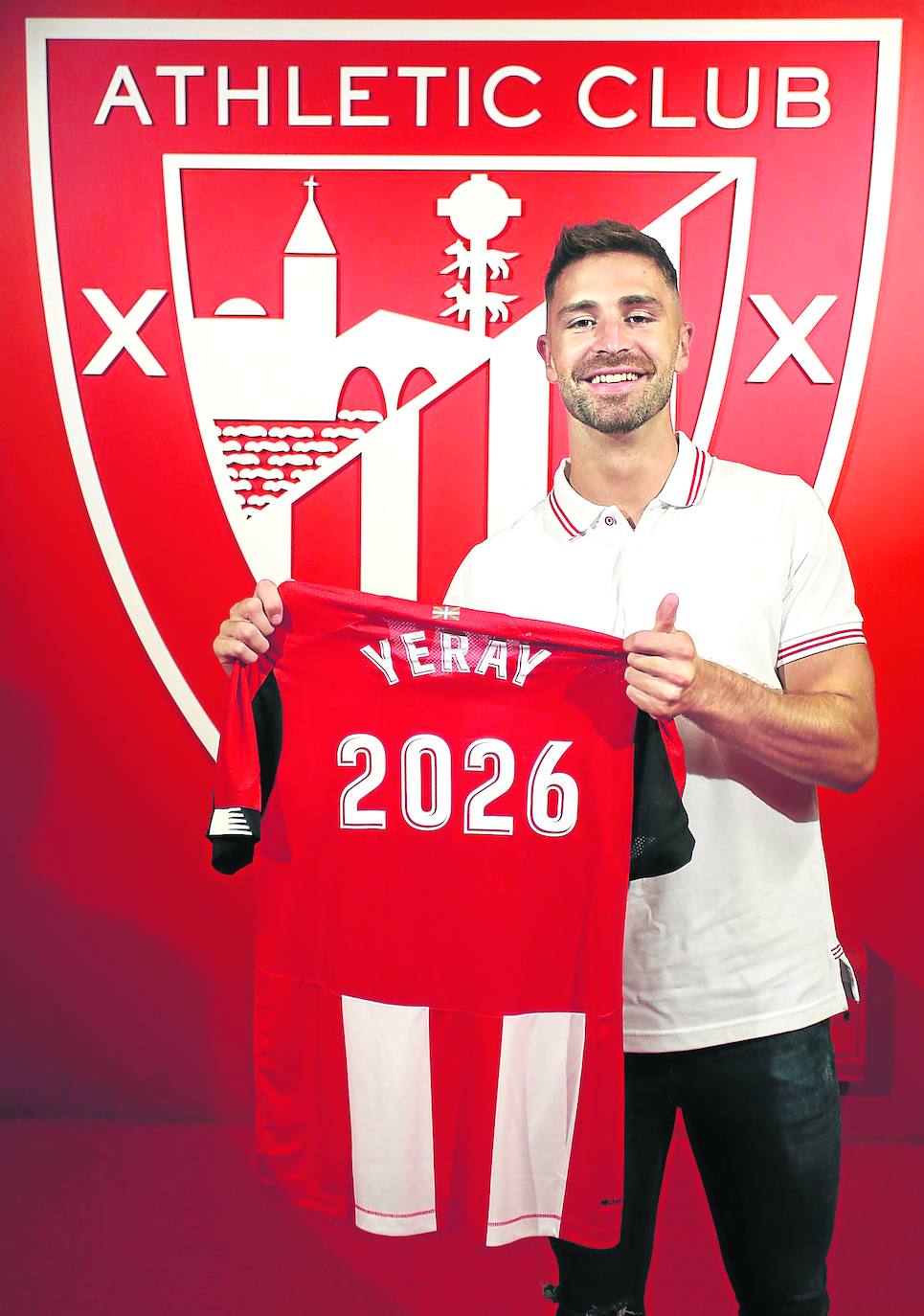 Yeray posa con una camiseta del Athletic delante del escudo en San Mamés.