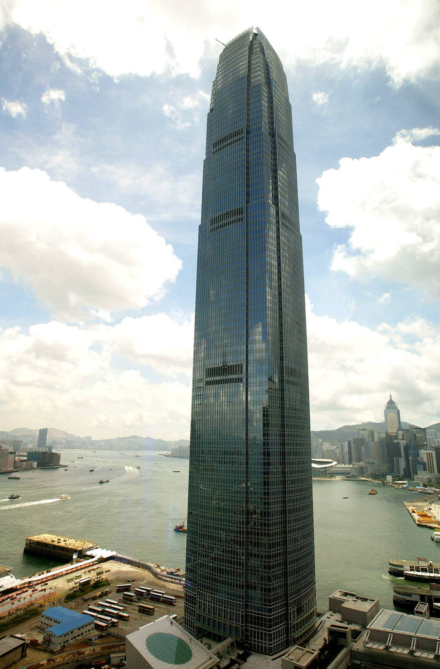 "Two IFC", el edificio más alto de Hong Kong, completó su exterior el 24 de junio de 2003. La torre de 88 pisos en el distrito financiero central de Hong Kong tiene 420 metros de altura y es el tercer edificio más alto del mundo según el desarrollador Sun Hung Kai Properties