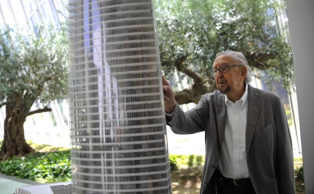 César Pelli ante una maqueta de la Torre Iberdrola en su última visita a Bilbao en 2016, cuando recogió un premio de los arquitectos vizcaínos.