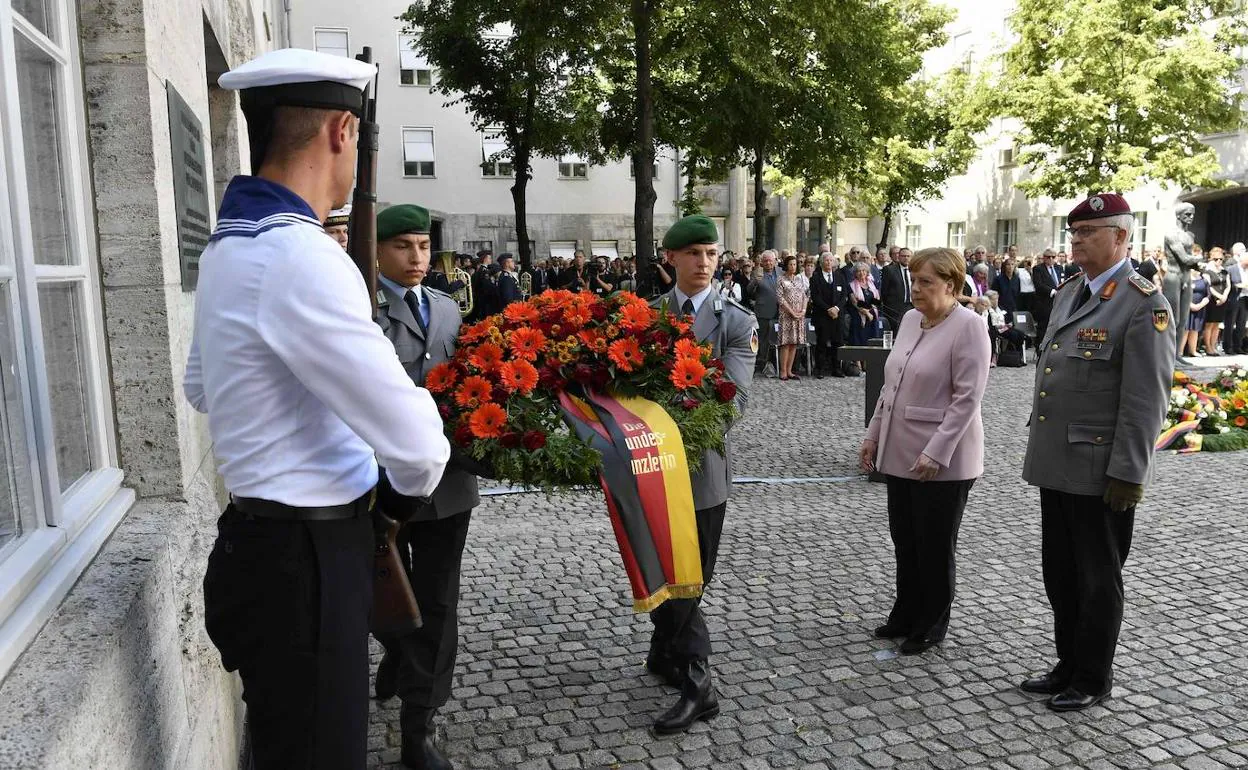 La canciller Angela Merkel, rinde homenaje a los héroes de la 'operación Valkiria', en un acto celebrado en el Ministerio de Defensa, en Berlín.