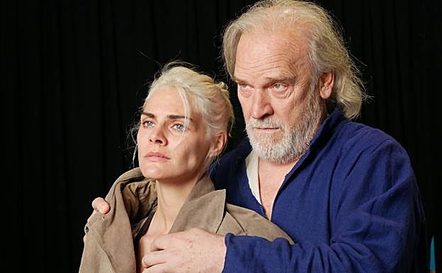 Amaia Salamanca y Lluís Homar, en los ensayos de 'Prometeo'.