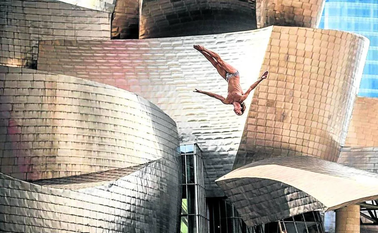 En Bilbao. Gary Hunt, con el Guggenheim al fondo, tras saltar desde el puente de La Salve en 2014. 