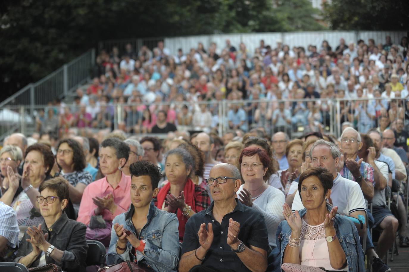 El festival de folclore de Portugalete volvió a reunir este sábado a gran cantidad de espectadores