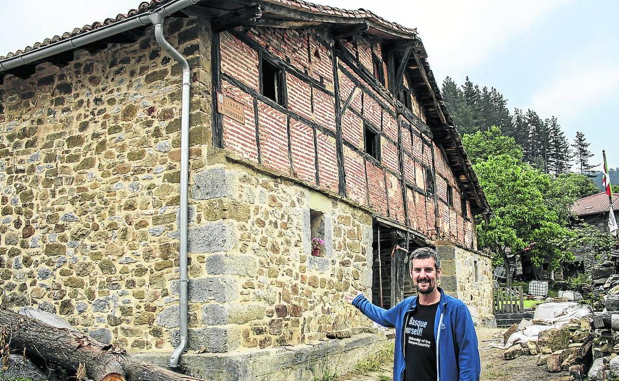Sergio Escribano, ante la fachada del caserío Goikoetxea en el barrio llodiano de Isusi. 