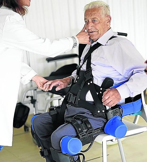 Aurelio Relloso, de 90 años, se dispone a caminar con 'Hank'. 