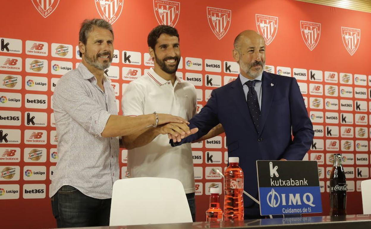 Raúl García en rueda de prensa junto a Aitor Elizegi y Rafa Alkorta.