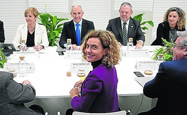 La exministra Batet durante una reunión sobre transferencias con el Gobierno vasco.