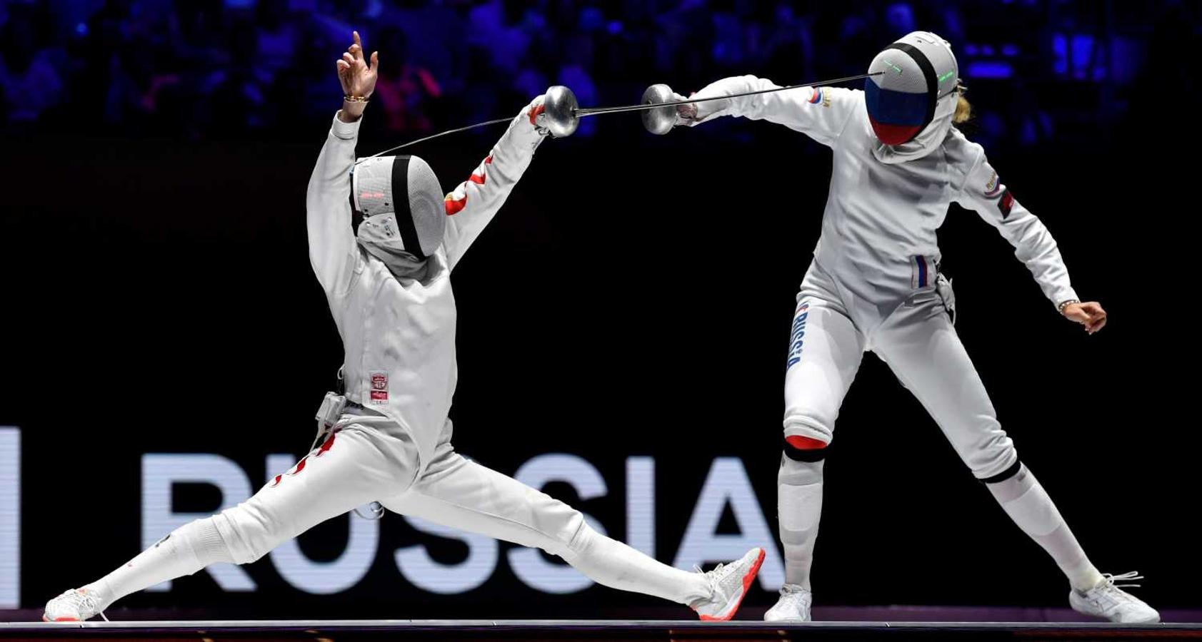 Li Sheng (i) de China y Lybov Shutova de Rusia luchan en la final por equipos de mujeres del Campeonato Mundial de Esgrima de la FIE, en Budapest (Hungría)