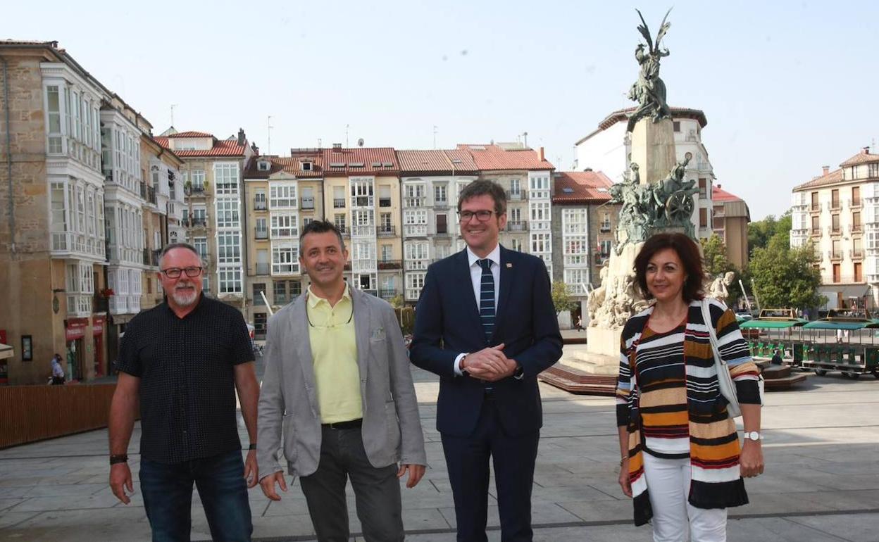 Imanol Vega, Adela Fonseca y Francisco Granados junto al alcalde.