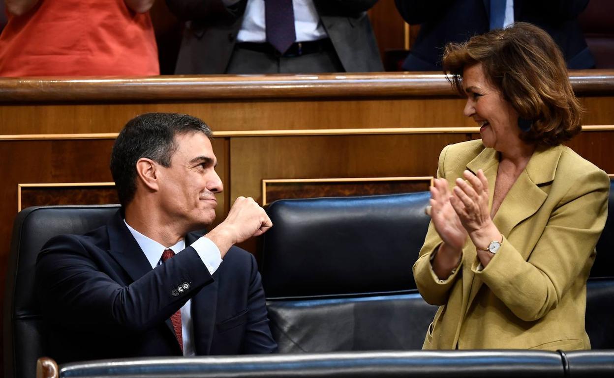 Pedro Sánchez y Carmen Calvo sonríen durante el pleno. 