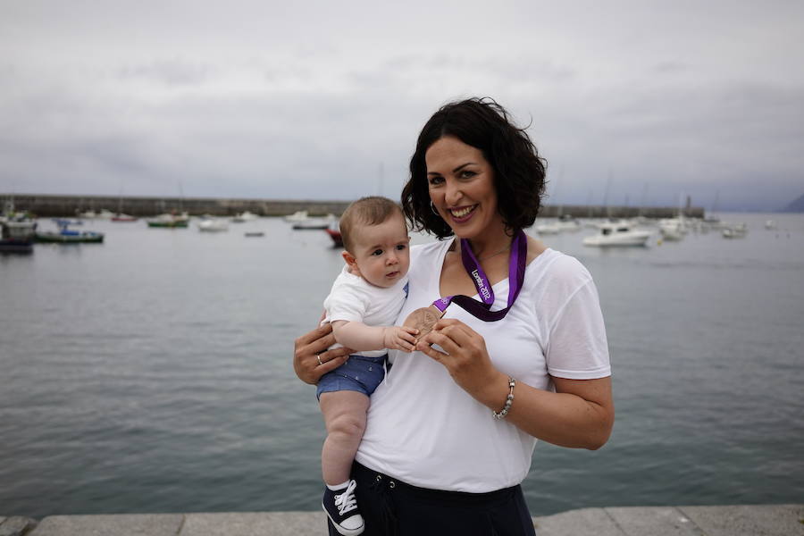 Patricia Elorza se ha retirado del balonmano y disfruta de su maternidad en Castro Urdiales. 