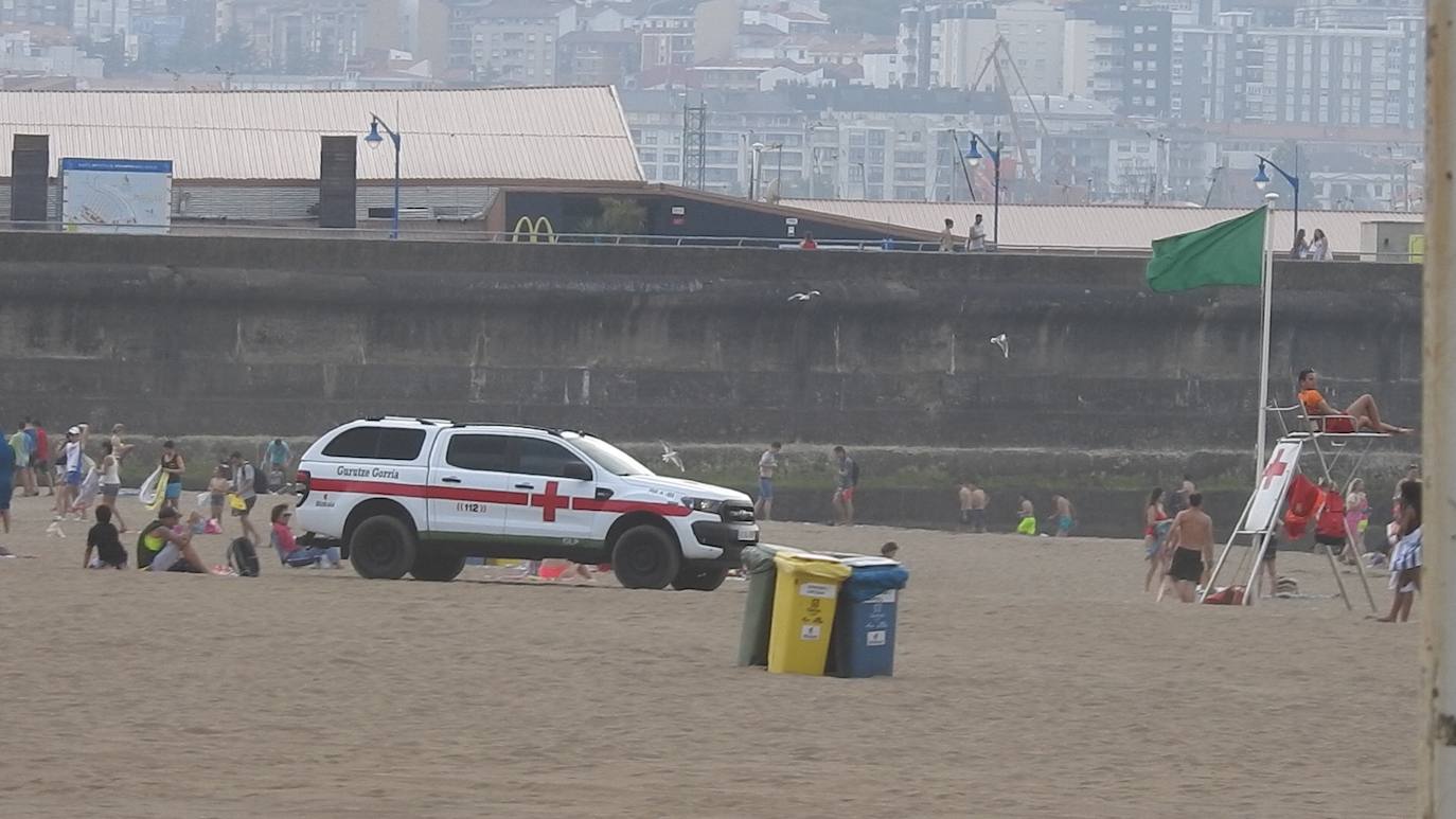 Fuertes rachas de viento en la playa de Ereaga tras una jornada en la que los termómetros han superado los 40 grados en Bizkaia.
