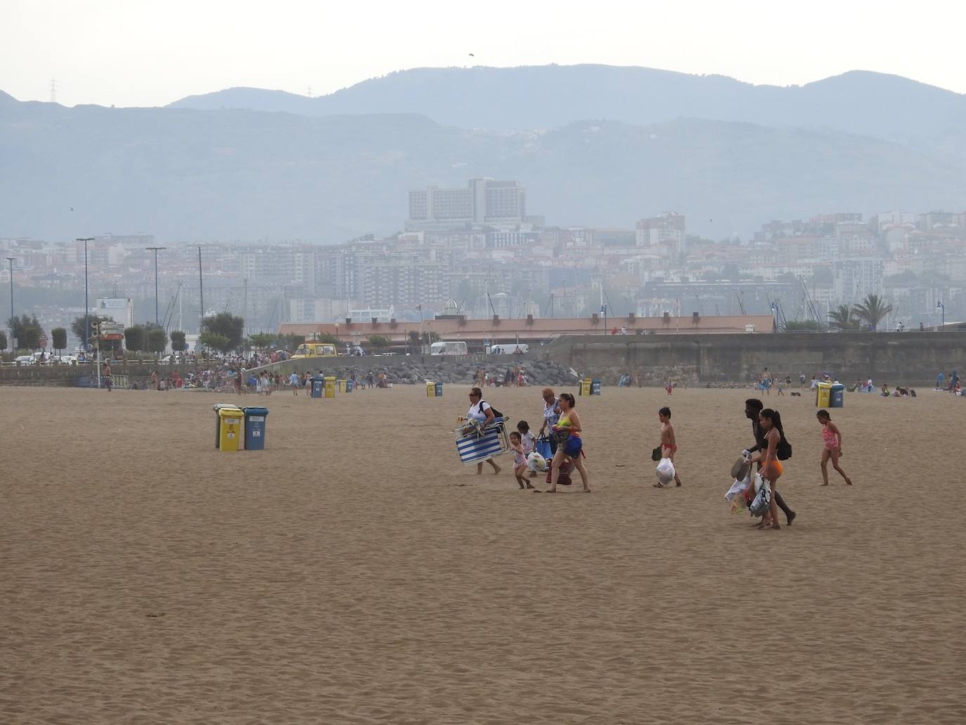 Fuertes rachas de viento en la playa de Ereaga tras una jornada en la que los termómetros han superado los 40 grados en Bizkaia.