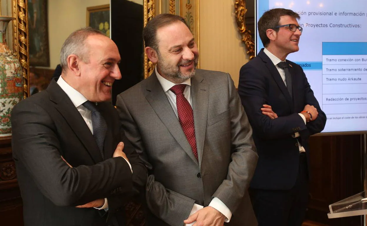 Ramiro González, junto al ministro José Luis Ábalos en la presentación del proyecto del soterramiento del TAV.