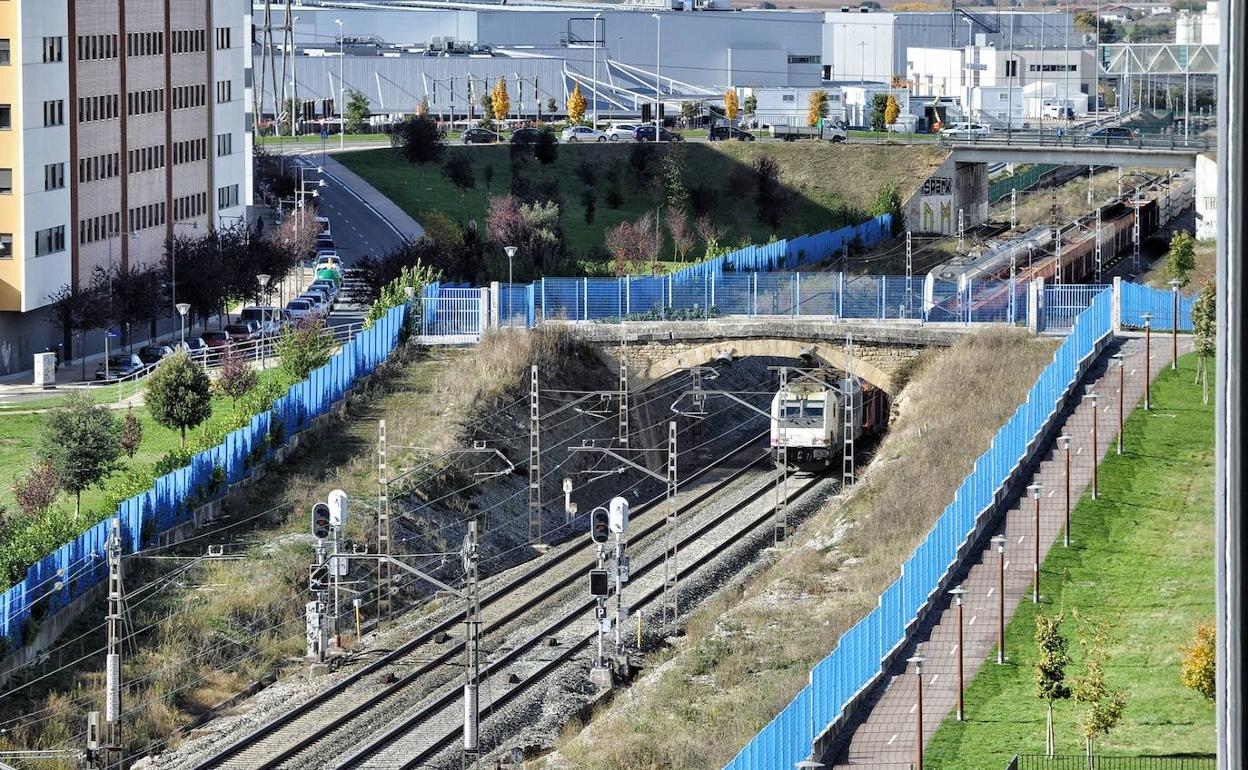 Un ferrocarril a su paso por la ciudad.