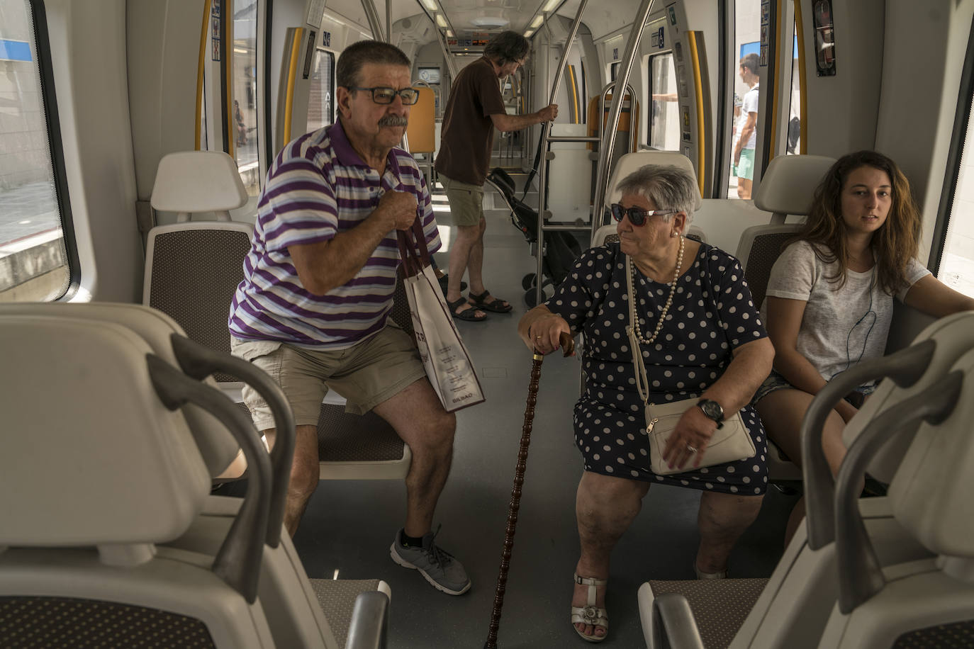 El matrimonio Jaén se dispone a bajar del tren en Abadiño después de dejar a la hija y el nieto en Durango.