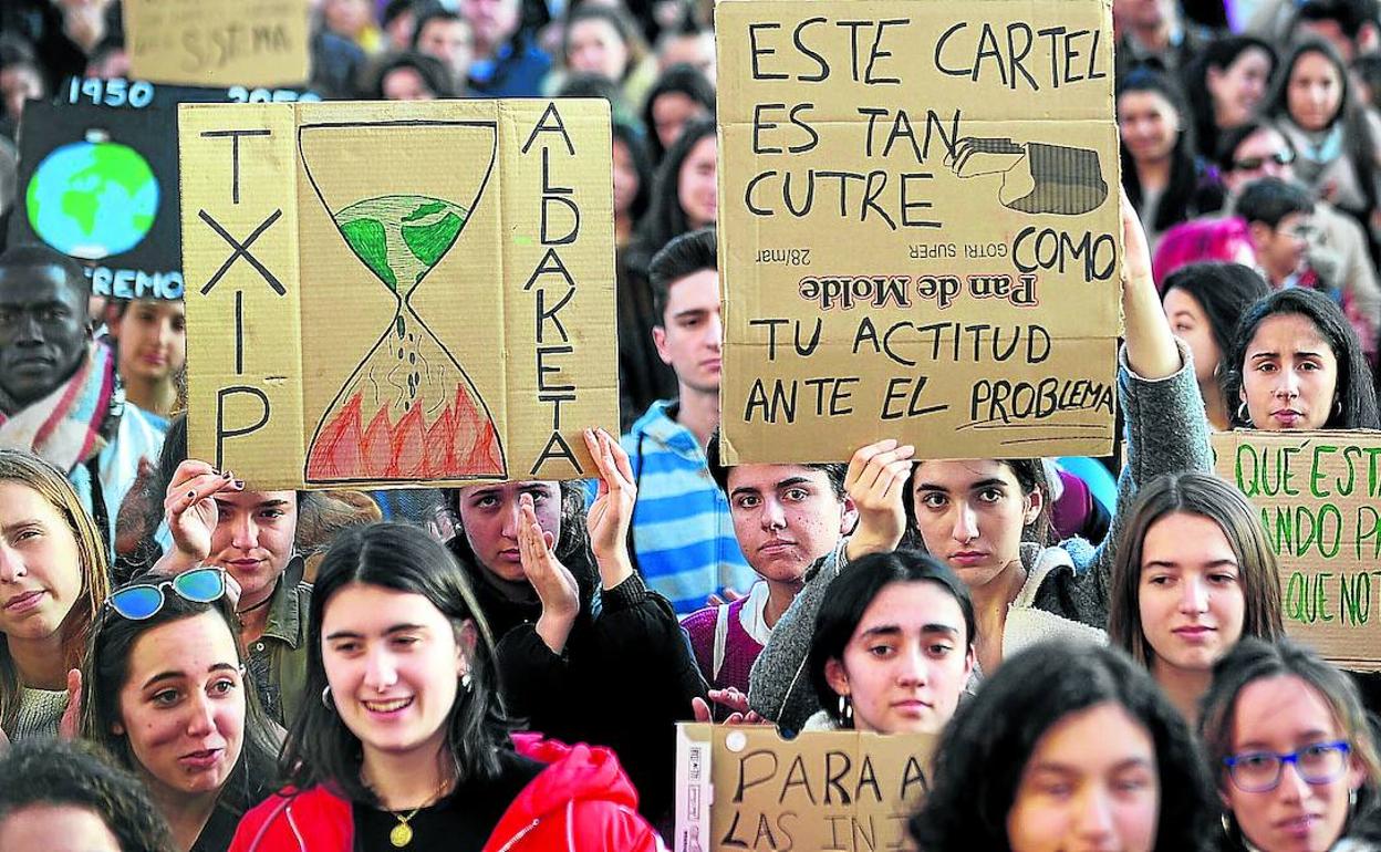 Jóvenes vascos durante una concentración en Bilbao para exigir la adopción de medidas contra el cambio climático.