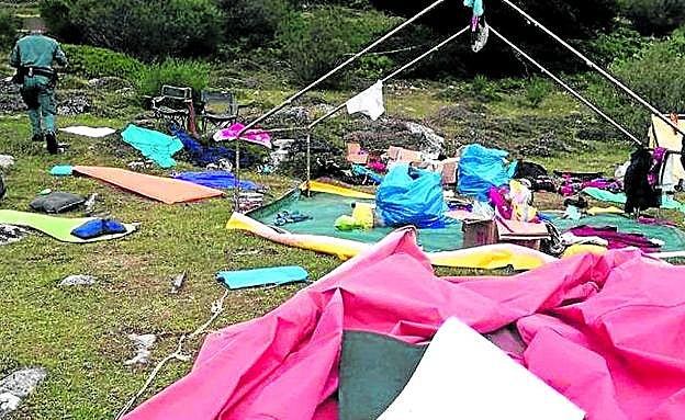 Un guardia civil camina entre los restos de uno de los campamentos de verano arrasados por el temporal en Castilla y León.