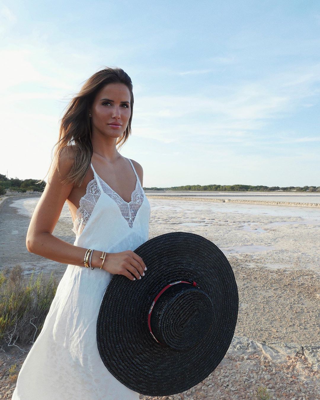 Hay invitadas que siempre buscan el 'menos es más' en sus looks. El minimalismo siempre es elegante y remitirse a la década de los 90' para rescatar un 'slip-dress' de corte lencero siempre es una buena opción. Son vestidos de raso y seda, con largo hasta el tobillo, que no necesitan nada más que unos buenos complementos. Está visto que llegaron hace varios años para quedarse, así que hacerte con uno en plenas rebajas es una compra que, a la larga, agradecerás.