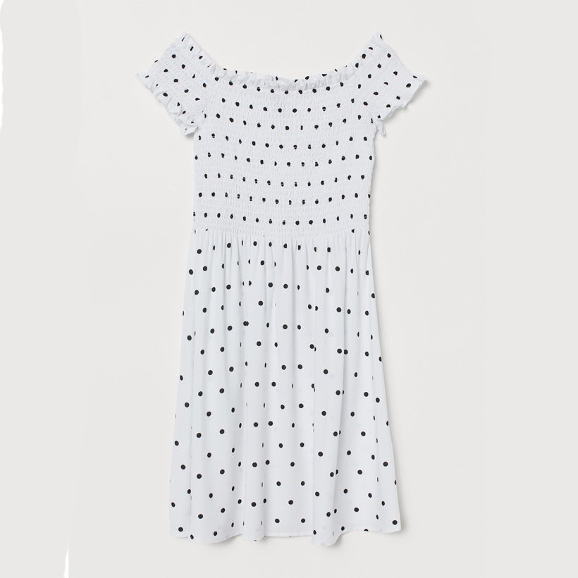 Vestido de lunares con escote ‘off-the-shoulder’, de H&M (precio original: 24,99 euros ; precio rebajado: 12,99 euros).