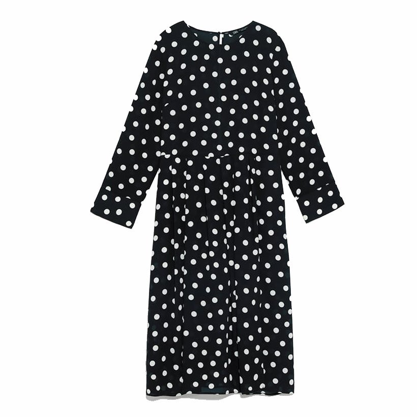 Vestido de lunares con manga larga, de Zara (precio original: 39,95 euros; precio rebajado: 15,99 euros).