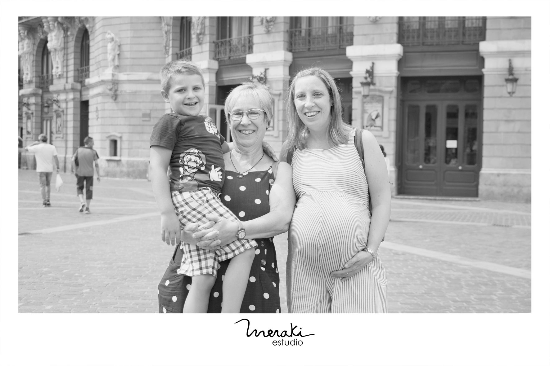 El estudio de fotografía Meraki Estudio ha organizado una quedada este viernes en Bilbao para todos aquellos aitites que quieran inmortalizan un bonito recuerdo con sus nietos