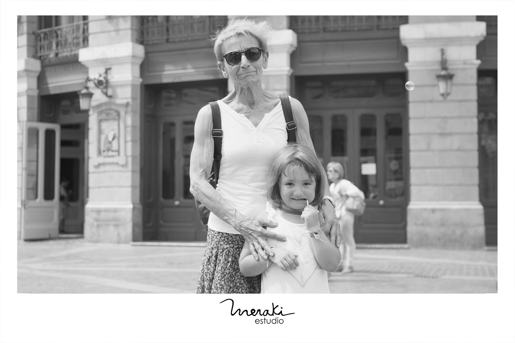 El estudio de fotografía Meraki Estudio ha organizado una quedada este viernes en Bilbao para todos aquellos aitites que quieran inmortalizan un bonito recuerdo con sus nietos