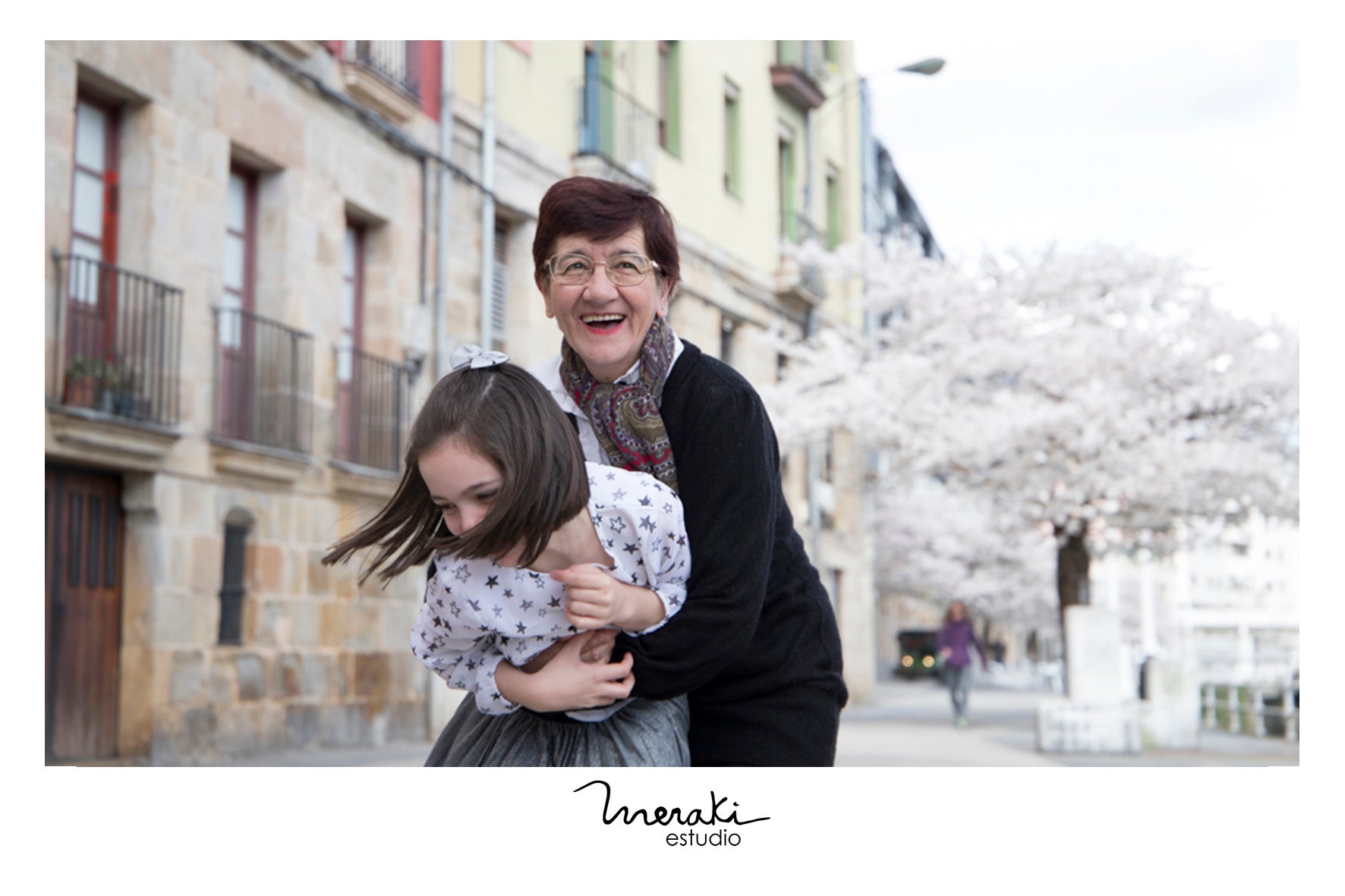 El estudio de fotografía Meraki Estudio ha organizado una quedada este viernes en Bilbao para todos aquellos aitites que quieran inmortalizan un bonito recuerdo con sus nietos