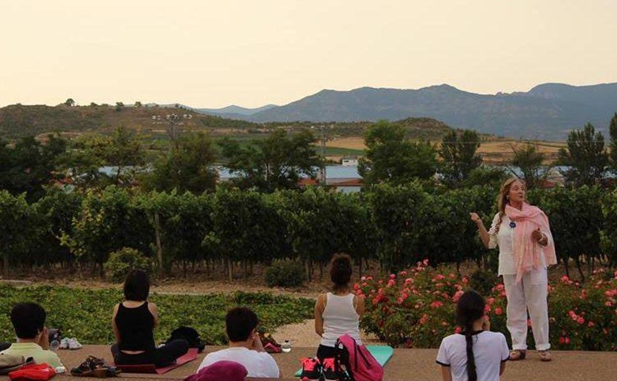 Una sesión de yoga al atardecer.